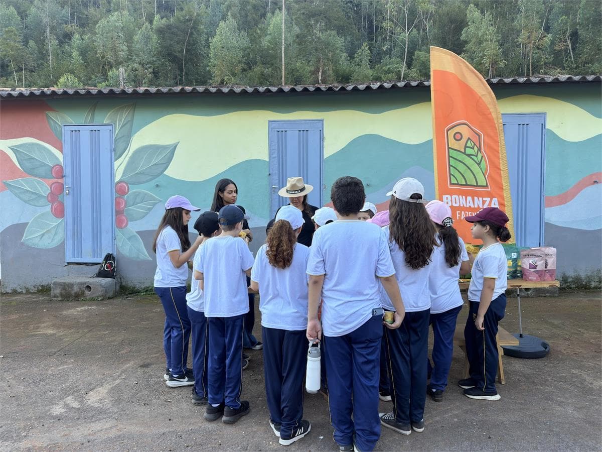 Grupo em frente a um mural na fazenda
